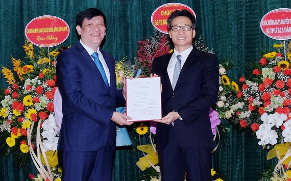 政府副總理武德膽（右）向衛生部代部長阮清隆分別頒授該部代部長和該部黨幹事處書記職務的《決定》。（圖源：衛生部）