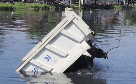 自卸車墜落豆腐涌現場。（圖源：志石）
