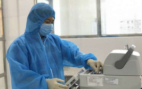 德農CDC衛生工作者對樣本進行白喉桿菌檢測。（圖源：中新）