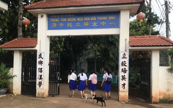 每天清晨學生就揹著書包上學。