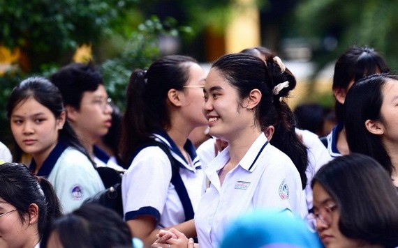 考生自信步出考場。（圖源：自忠）