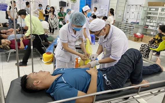 獲送頭頓市黎利醫院接受食物中毒搶救的患者。（圖源：巴地-頭頓報）