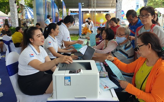 許多遊客在旅遊展上訂購旅程。