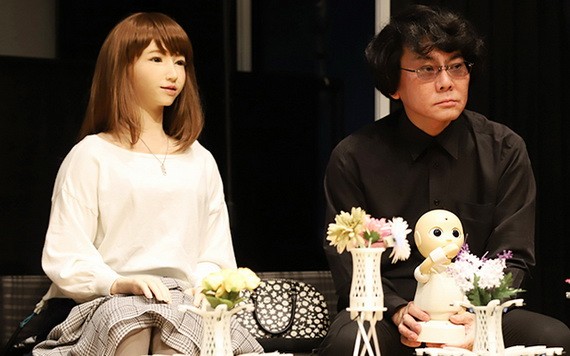 石黑浩和 Erica。