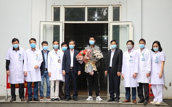 新冠肺炎患者病愈出院前同醫護人員合照。（示意圖源：互聯網）