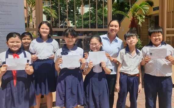 會考結束，范文二小學的華文老師鄧寶詩前往瞭解學生的考試情況。