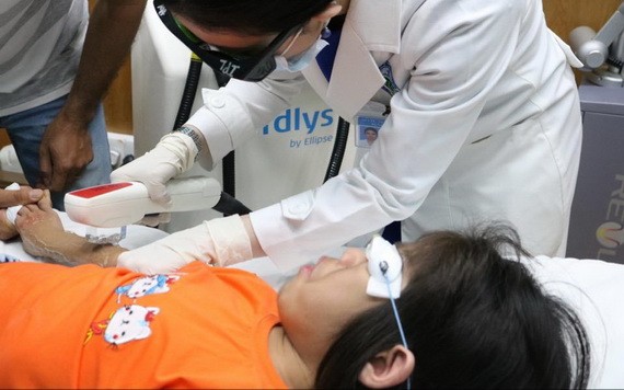 市皮膚病醫院醫生在為女病童清理手臂上的毛髮。（圖源：PV）