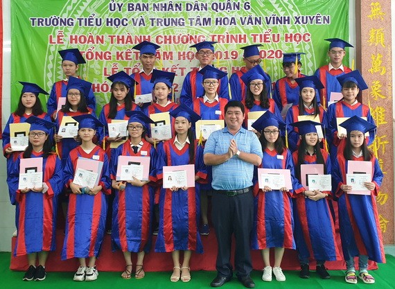 陳金泉董事長向畢業生頒發畢業證書。