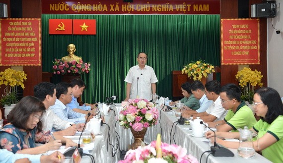 市委書記阮善仁（中）與第一郡領導舉行工作會議。（圖源：越勇）