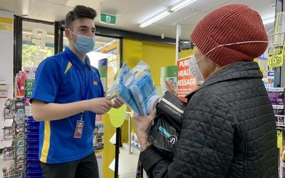 維州州長宣佈將強制戴口罩後，人們蜂擁至藥房大批購買口罩。（圖源：ABC）