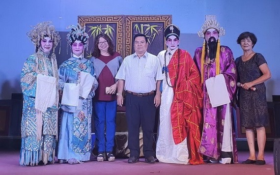 張四妹主任(左三)和丁文森會長(左四) 與藝人們合照。