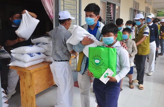 慈善團向清貧學生派發禮物。