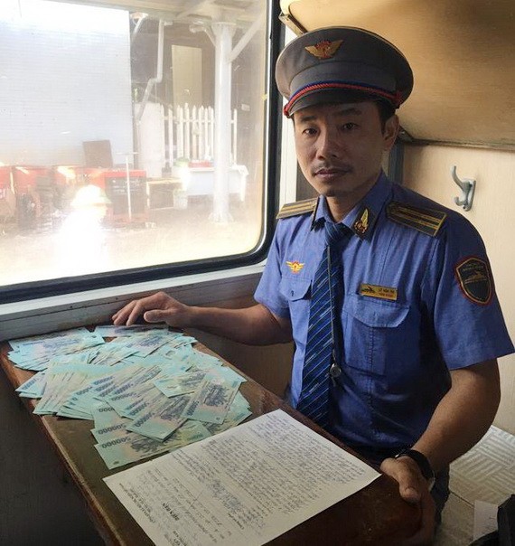 列車長黎文詩對乘客遺留的財物作筆錄並交給編號SE21列車的列車長抵達廣義站後直接歸還失主。（圖源：黃俊）