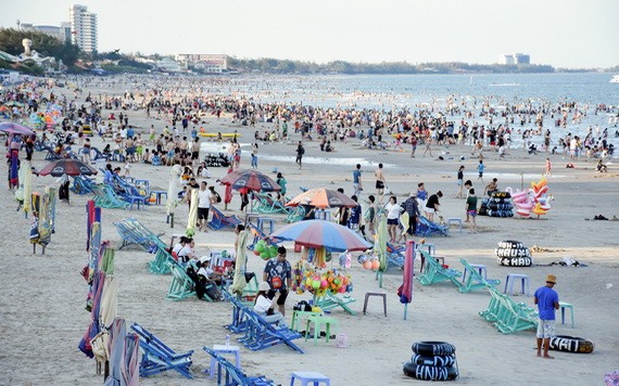 週末的頭頓海灘人山人海。（示意圖源：光榮）