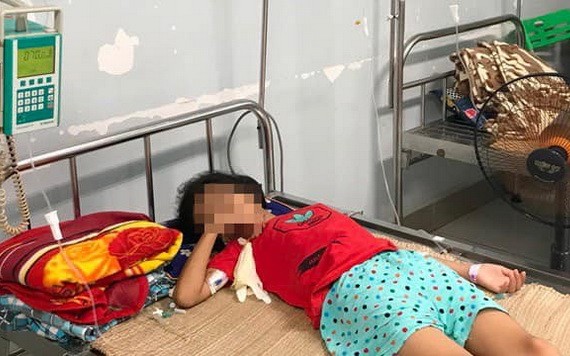 無服硫酸的女病童當前仍在中央兒科醫院接受治療中。（圖源：VOV）