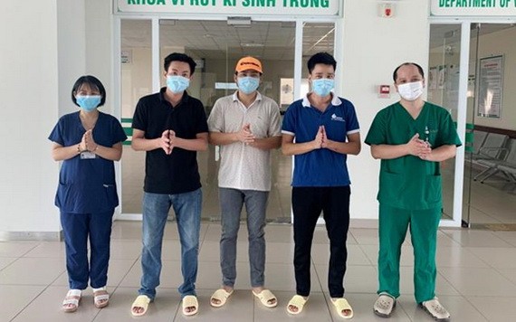 三名新冠肺炎患者病愈出院前同醫護人員合照。（圖源：澄清）