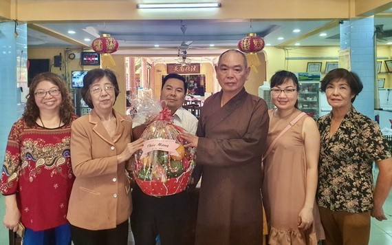 劉金華主席(左二)向釋慧功法師(右三)贈送禮物祝賀。