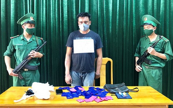 跨境運毒被捕的歹徒焦維爽（中）與毒品物證。（圖源：黃河）