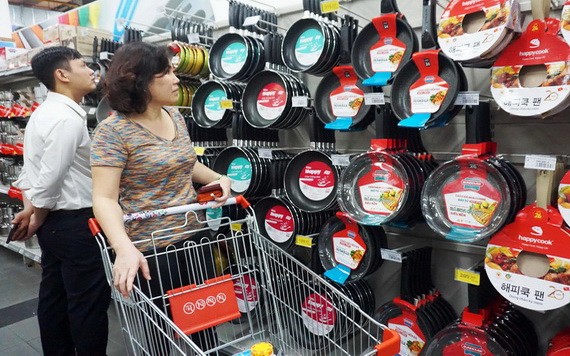 民眾選購日用品。（圖源：Co.opmart）