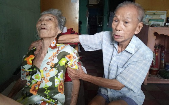 何潤樓與臥病在床的老伴。