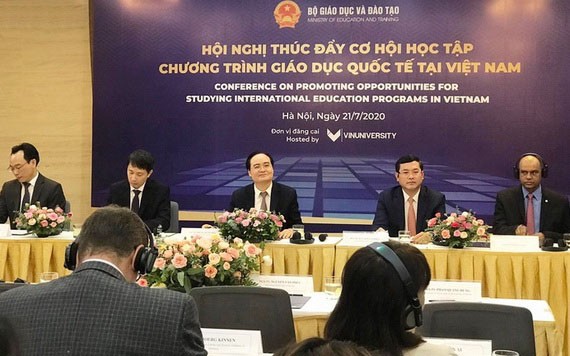 教育與培訓部長馮春迓（中）主持會議。（圖源：VOV）