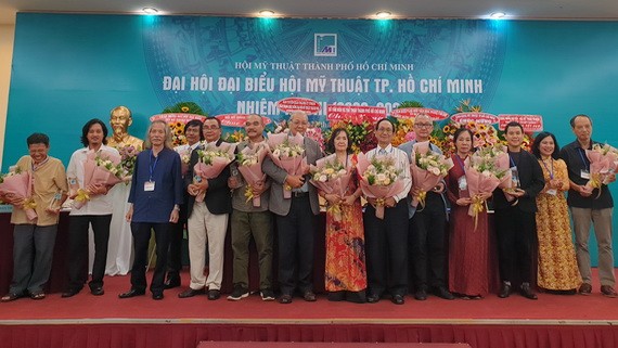 市美術協會新一任期執委合影。