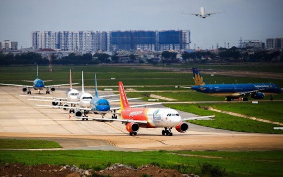新山一機場跑道旁多架飛機排隊等待起飛。（圖源：互聯網）