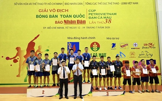 《人民報》社副總編輯桂廷原和體育總局副總局長阮名黃越向獲獎選手頒獎。（圖源：互聯網）