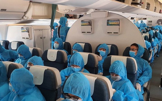 從歐洲乘搭客機回國的我國公民全程穿著防護服。（圖源：外交部）