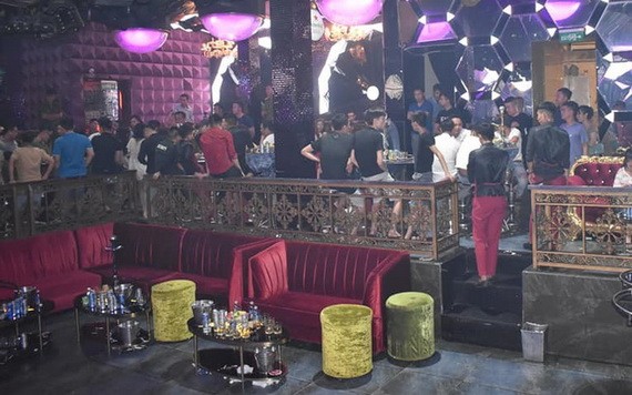 職能力量對Nonstop酒吧進行突擊檢查時現場。（圖源：警方提供）