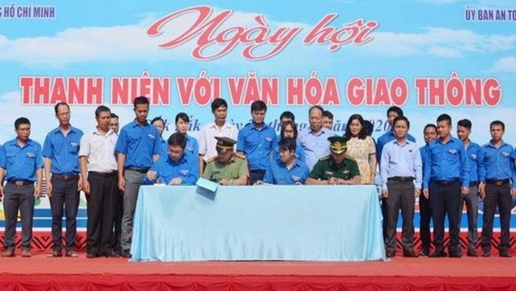 參與各方簽訂響應“青年與交通文化”運動具結書。（圖源：交通報）