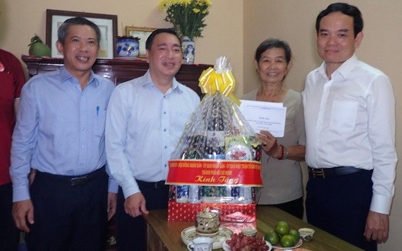 市領導團看望榮軍阮玉任老大娘（右二）並贈送禮物。（圖源：黃雄）