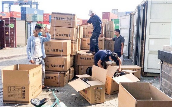 職能部門檢查本市的違規商品集裝箱。