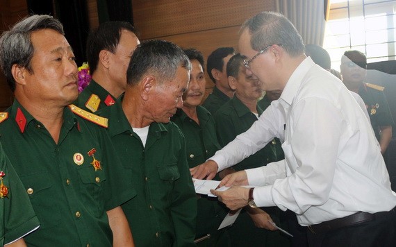 市委書記阮善仁（右）向河南省各家榮軍療養中心的榮軍、傷病員贈送禮物。（圖源：大義）