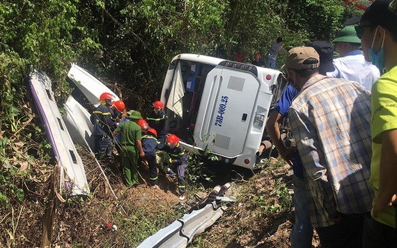 車禍發生後，救援人員趕抵現場施救。（圖源：T. Anh）