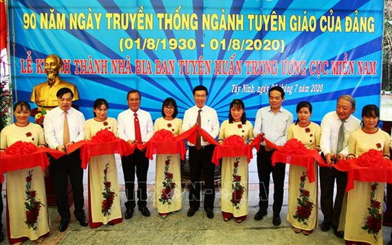 黨中央政治局委員、黨中央書記、中央宣教部長武文賞（中）出席中央南方局宣訓部紀念碑館改建工程落成儀式。（圖源：越通社）