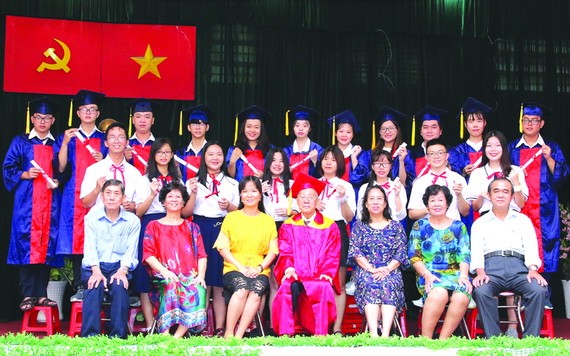 應屆畢業生與校長、老師合照。