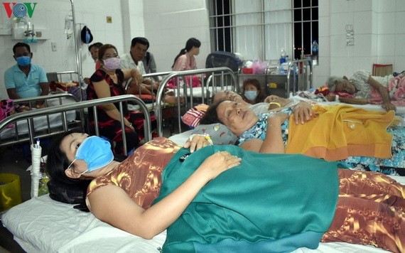 獲送醫院治療的瓦斯中毒工人。（圖源：VOV）
