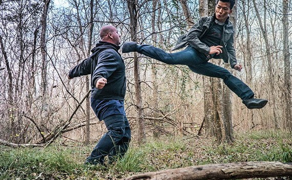 張廷煌在《霧峰》電影中以腿法攻擊對方。