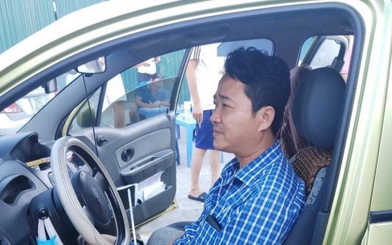 涉嫌強奪企業財產的陳仲霖被職能力量當場抓捕，人贓並獲。（圖源：警方提供）