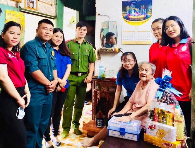 華人企業家贈送禮物給革命有功者 ảnh 1