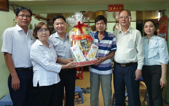 郡越南祖國陣線委員會主席黎晉才(左三)、穗城會館理事長盧耀南(右二)探望榮軍張年就(右三)。