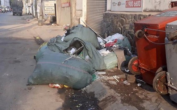 蔡氏雁街的垃圾黑點被處置前後情況。