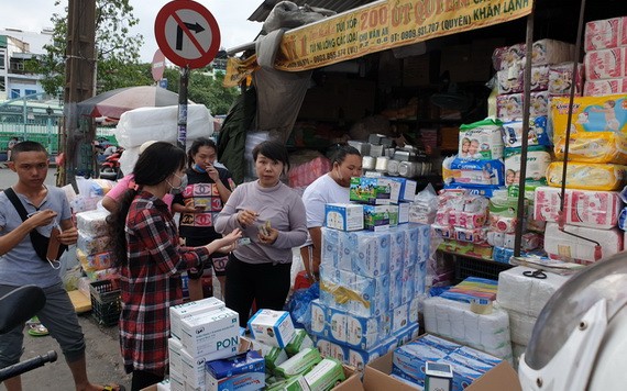 眾多居民前往雜貨店購買醫用口罩。