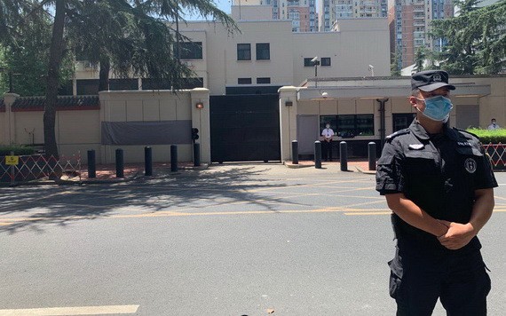 美領館關閉後，特警仍在外圍執勤警戒。（圖源：互聯網）