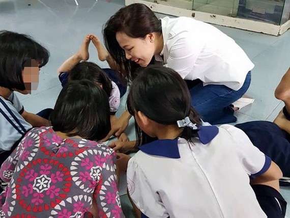 阮安草與住在OBV溫情屋的女童交談。