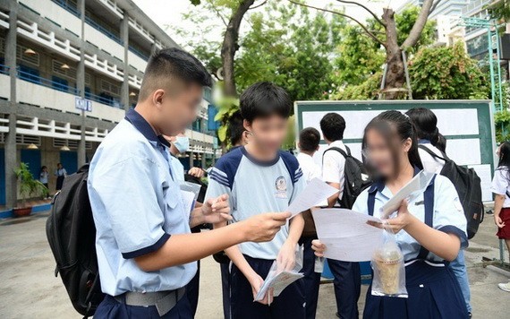 考生在考場外交換意見。（圖源：自忠）
