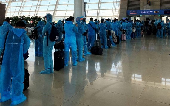 從美國撤回的我國公民在舊金山機場排隊等候辦理登機手續。（圖源：外交部）