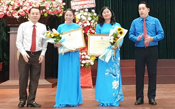 黨中央候補委員、市委常務委員、第五郡郡委書記阮文孝(左一)向郡勞動聯團主席、 副主席頒發越南勞動總聯團獎狀。