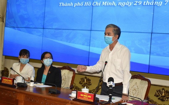 市人委會副主席吳明珠（右）在會議上發言。（圖源：泰安）